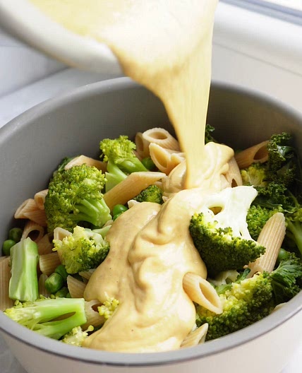 Cremige vegane Brokkoli-Käse-Pasta  