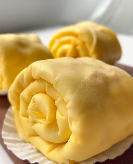 Mango Crepe Roll