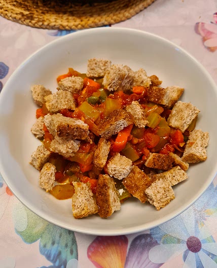 Staudensellerie mit Tomaten, Kapern und Vollkorncroutons
