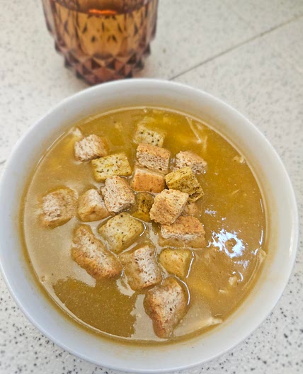 Caldo de pollo, pollo desmechado,