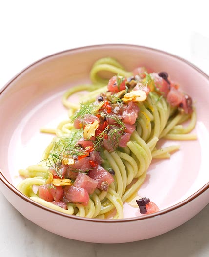 Spicy green spaghetti with tuna tartar