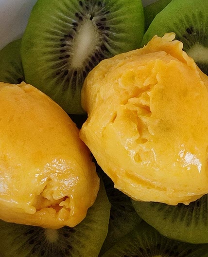 Kiwifruit with Mango Sorbet (Vegan)
