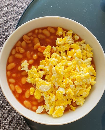 Œufs brouillés et baked beans