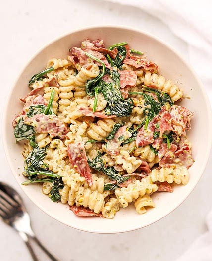 Pâtes, épinards et coppa, à la sauce pistache