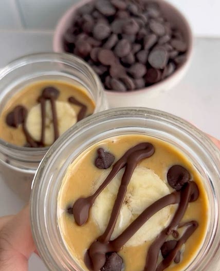 HIGH PROTEIN PEANUT BUTTER BANANA OVERNIGHT OATS