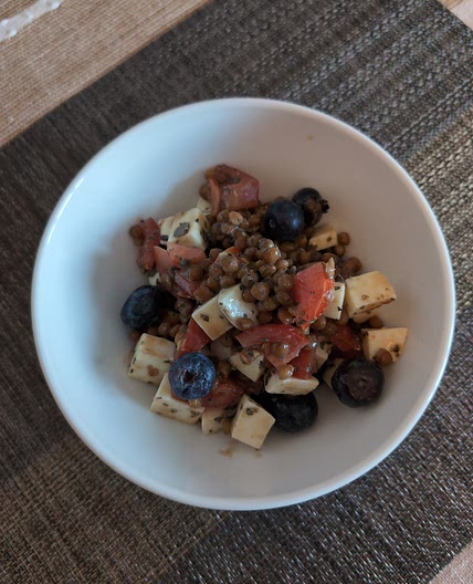 Linsensalat mit Blaubeeren, Mozzarella und Tomate