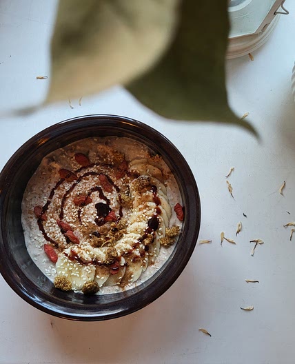 Sticky tahini-date banana overnight oats