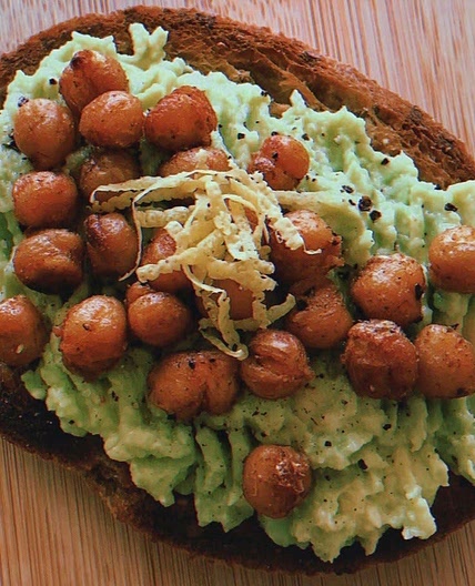 avocado toast con ceci croccanti 