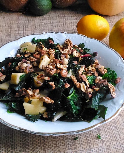 Sałatka z jarmużu z jabłkiem i syropem klonowym