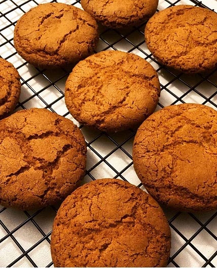 GINGER BISCUITS RECIPE 
If it does not crack its not ginger biscuit 😂
4 cups flour
2 teaspoons baking powder
2 tablespoon ginger powder
2 teaspoon cinnamon
1/2 teaspoons salt 
1 teaspoon bicarbonate soda
1 cup sugar
250g butter ( room temperature)
3/4 cup golden syrup or honey
In a bowel sift together flour, baking powder, cinnamon,ginger and soda then add sugar and mix well.
Rub in butter until it resembles bread crumbs then add then add golden syrup, mix well until it forms dough ( don't over mix)
Use a ice cream scoop or a deep spoon to scoop the dough, mold it into round balls and bake at 180 degrees Celsius until golden brown.