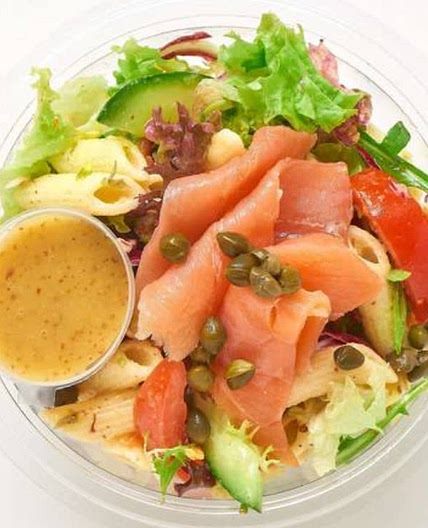 Maaltijdsalade met zalm en honingmosterd dressing