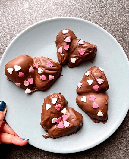 CHOCOLATE STRAWBERRY HEARTS