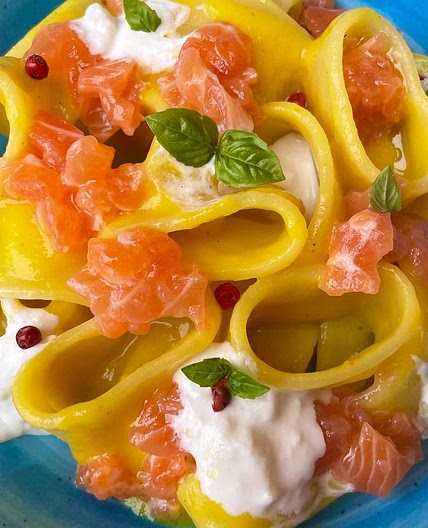 CREMA DI PATATE ALLO ZAFFERANO, STRACCIATELLA E TARTARE DI SALMONE