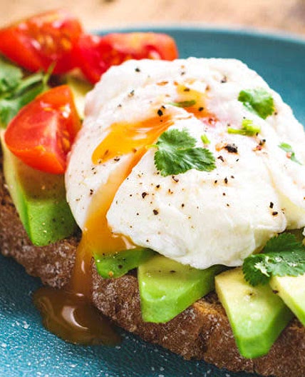 Tostadas de huevo duro y aguacate