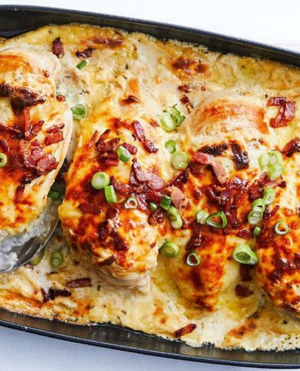 Cheesy chicken tray bake with leek and bacon