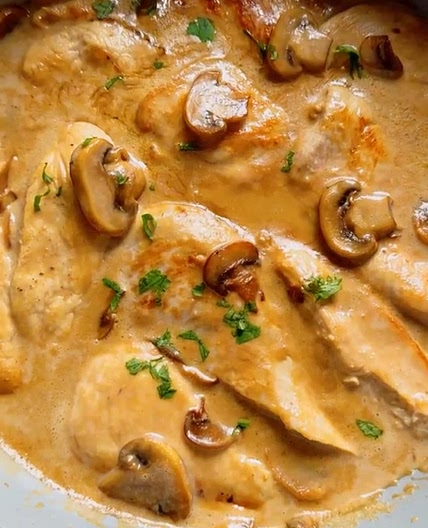 Pollo a la crema con champiñones