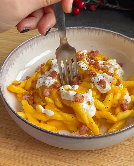 STROZZAPRETI CON CREMA DI PEPERONI GIALLI, STRACCIATELLA E PANCETTA CROCCANTE