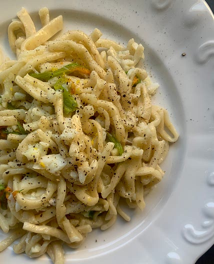 Pasta spigola e fiori di zucca al profumo di limone