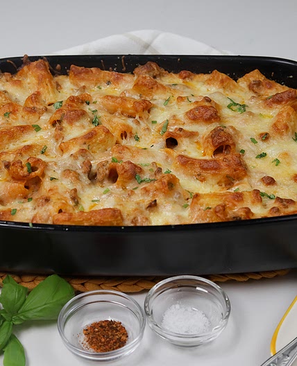 Macarrão com carne picada molho de tomate e 3 queijos - Clara de Sousa