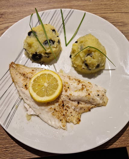 Filets de dorades sur un écrasé de pommes de terres au olives