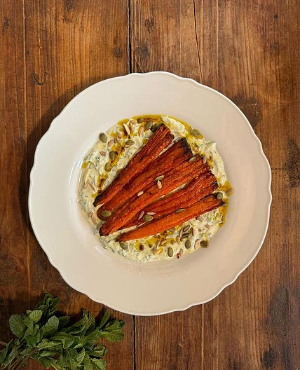 Ensalada templada de zanahorias asadas y salsa tzatziki 🥕