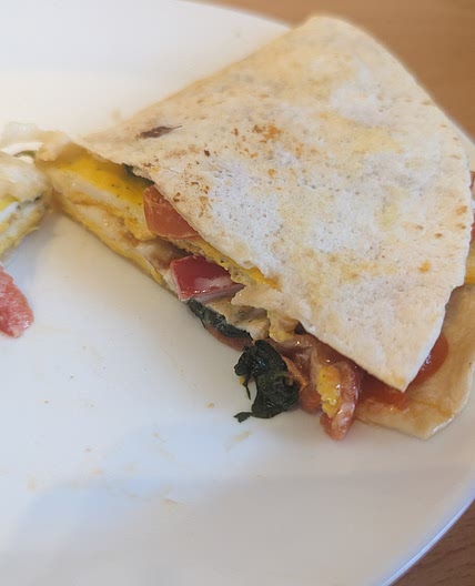 Wrap mit Ei, Spinat und Tomaten