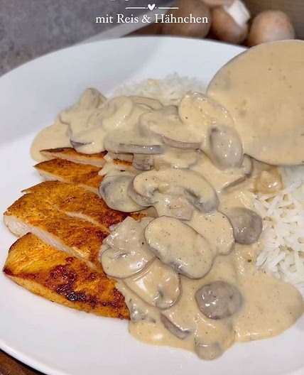 Champignon-Rahmsoße mit Reis und Hähnchen