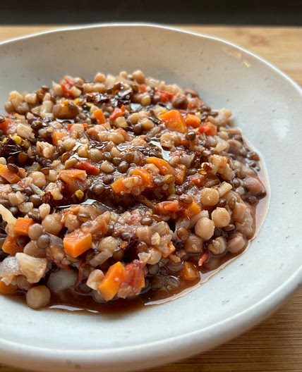 Zuppa di fregola sarda con lenticchie e cavolfiore