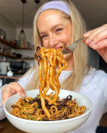Pulled pork style tahini noodles 🍜