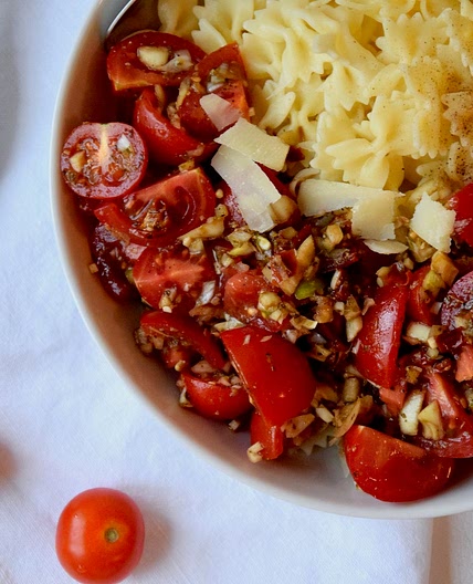 Tomaten Pasta Salat mit Pesto