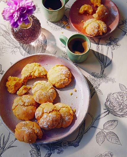Saffron macaroons