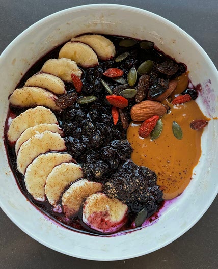 Porridge cremoso con banana, mirtilli e burro d’arachidi