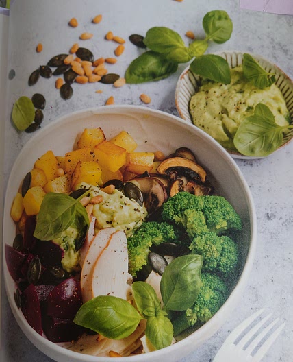 Kartoffel Broccoli Bowl mit Avocado Pesto