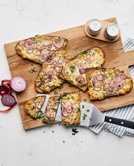 Überbackene Käse-Zwiebel-Brote