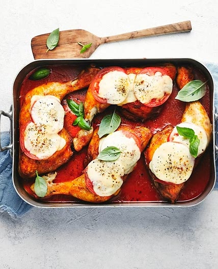 Hähnchenschenkel mit Tomaten und Mozzarella überbacken