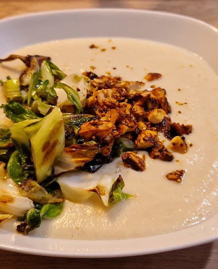 Velouté de chou-fleur au gingembre, noix de cajou au sirop d'érable