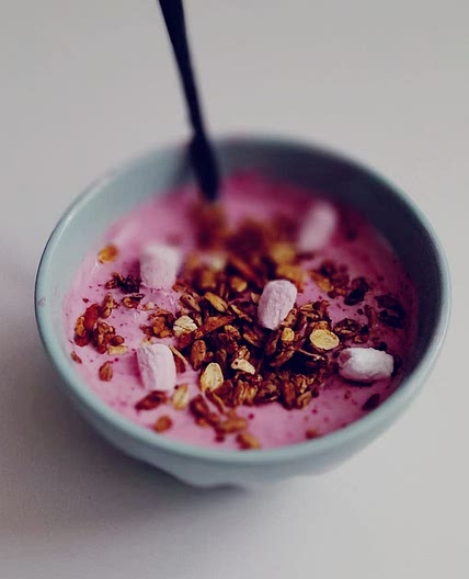 Rosa Joghurt mit Granola