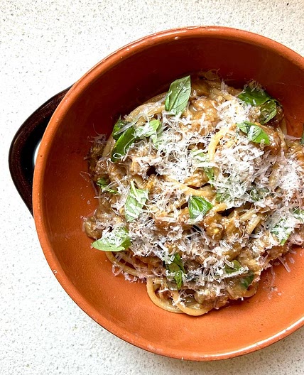 Spaghetto con melanzane fritte, basilico e parmigiano