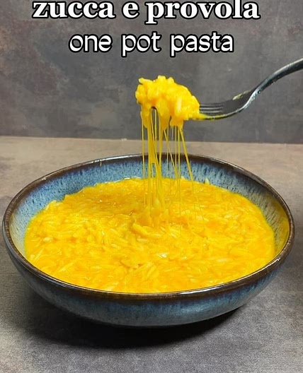 PASTA ZUCCA E PROVOLA
