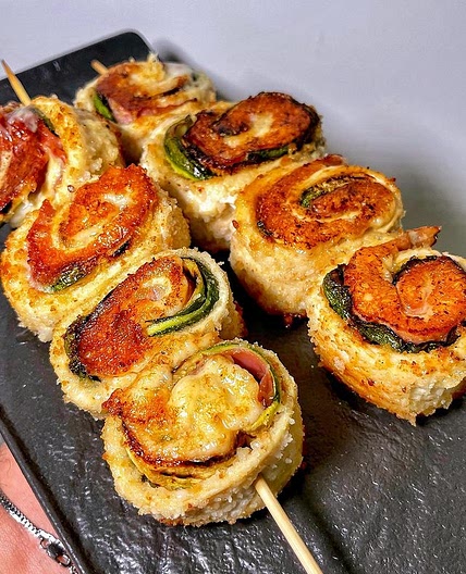 Rotoli di petto di pollo, zucchine e speck