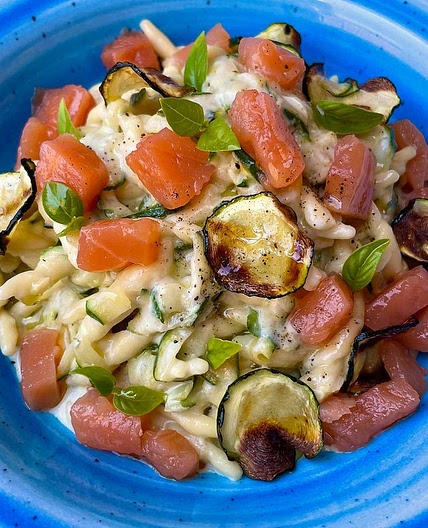 TROFIE CREMOSE CON ZUCCHINE E STRACCHINO, CHIPS DI ZUCCHINE E TARTARE DI SALMONE