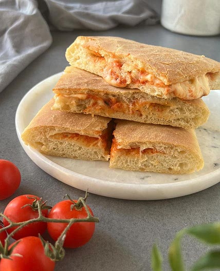 Focaccia di patate ripiena di pomodoro, cotto e mozzarella
