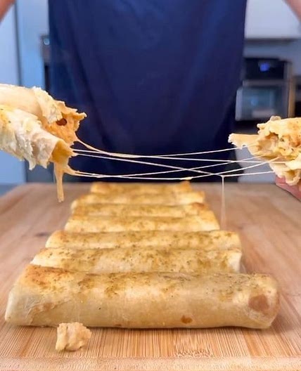 Macro-Friendly Queso Chicken Rolls