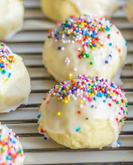 italian wedding cookies (almond or anise flavored)