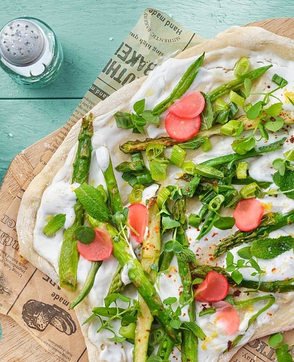 Veganer Frühlings-Flammkuchen mit grünem Spargel