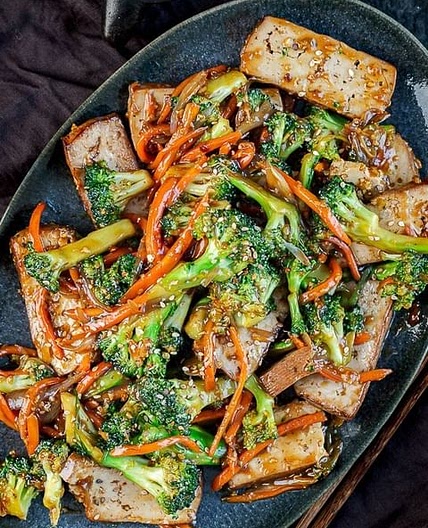 Wok brocolis tofu