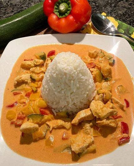 Paprika-Zucchini-Sahne-Hähnchen mit Reis