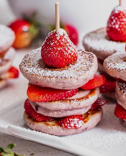 Erdbeere-Blini-Spieße