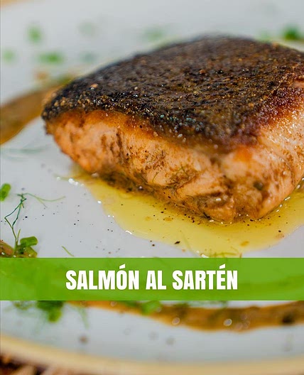 Salmón al Sartén con un toque de Ajo, Jengibre y Hierbas Frescas