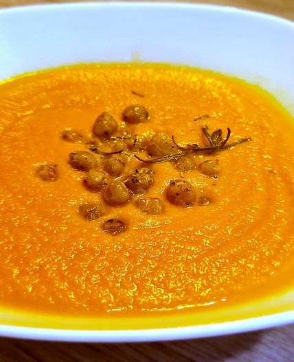 Soupe aux carottes, tahini et romarin
